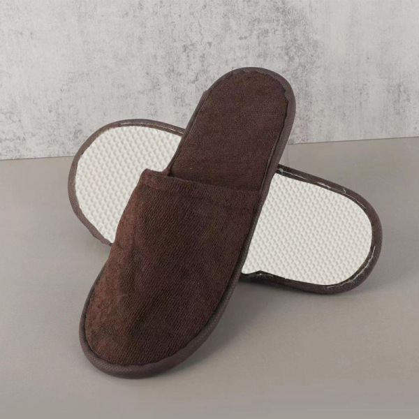 Breathable knitted disposable slippers